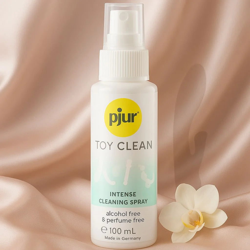 pjur Toy Clean rengøringsspray placeret på lys overflade. 100 ml alkoholfri og parfumefri spray til skånsom rengøring af intimprodukter. Hygiejnisk og dermatologisk testet – Made in Germany.