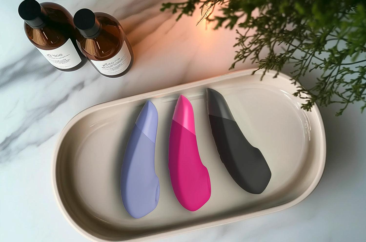 Womanizer Enhance 2-i-1 lufttryksvibrator i lilac. Ergonomisk design med blød kontaktflade til klitorisstimulering, skabt til sanselig wellness og personlig nydelse i hverdagen.