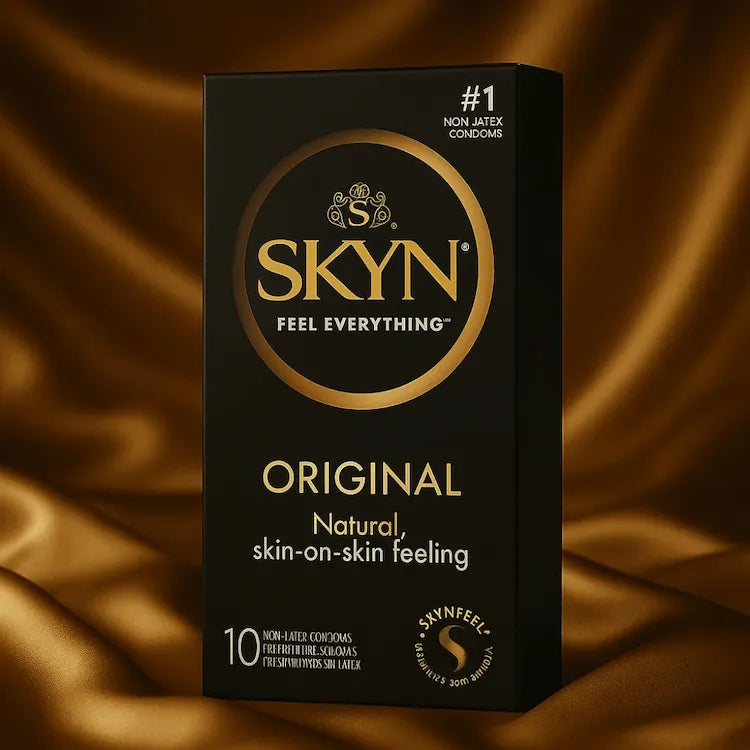 SKYN Original kondomer i elegant sort æske på satinbaggrund – latexfri intimoplevelse med hudnær følelse og naturlig komfort