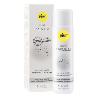 Pjur med Premium Glide 100ml – silikonebaseret glidecreme uden konserveringsmidler, ideel til sensitiv hud. Ekstra langvarig smøreeffekt, dermatologisk testet og pakket i stilren æske og flaske.