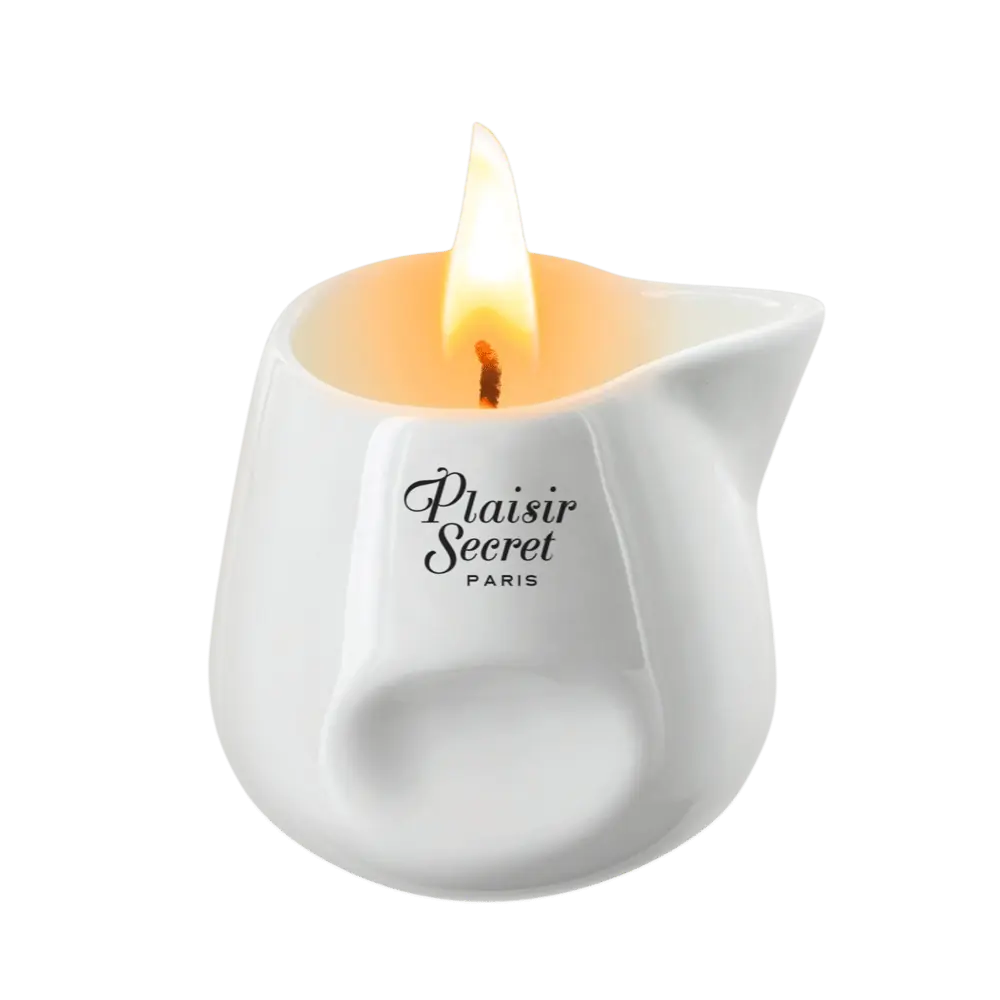 Plaisir Secret Paris massage- og duftlys i elegant hvid porcelænskande med varm flamme. Ideel til sanselig stemning og blid massageolie, perfekt til intim wellness og afslapning.