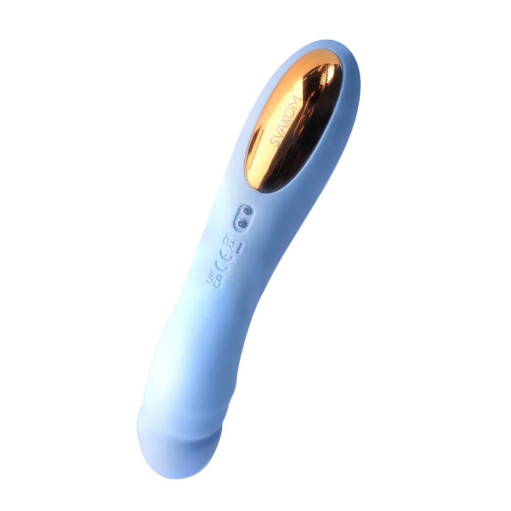 Bagside af Svakom Ava Neo interactive thrusting vibrator i cornflower blue med gylden detalje, ladestik og CE-mærkning – stilfuldt design kombineret med teknologi til fjernbetjent nydelse.