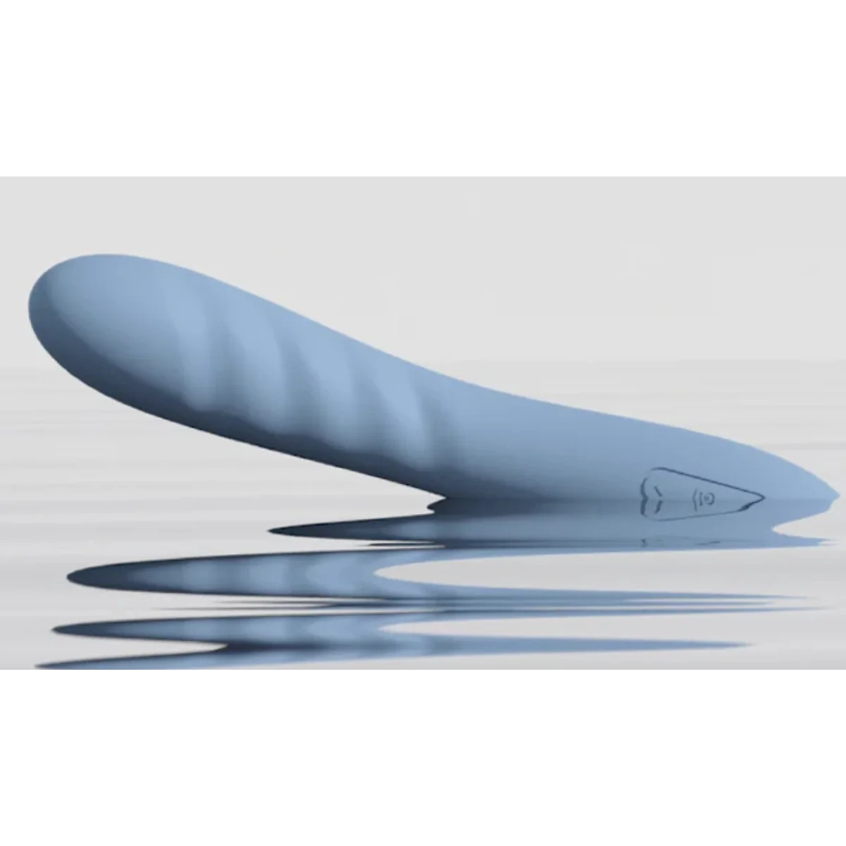 Lys blå vandtæt dildo med bølget struktur fotograferet delvist nedsænket i vand. Fremstillet til intens g-punktstimulation og diskret brug, også i bad eller bruser.