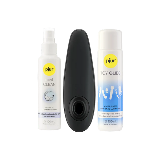 Womanizer Classic 2 lufttryksvibrator placeret mellem Pjur Toy Glide glidecreme og Pjur Med Clean rengøringsspray. Et komplet intimprodukt-sæt skabt til sanselig stimulering, silkeblød glideoplevelse og sikker rengøring i moderne erotisk wellness