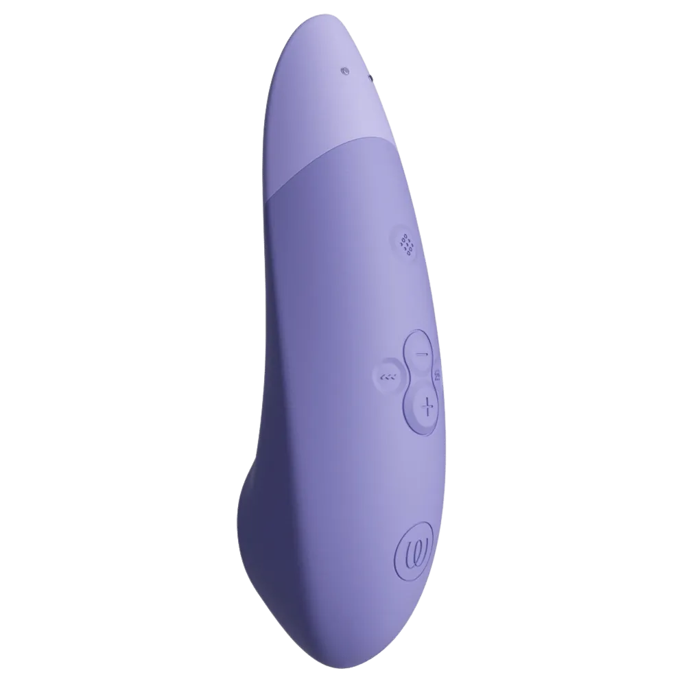Sideprofil af Womanizer Enhance i lilac med tydelige knapper og ergonomisk form – skabt til komfortabel håndtering og præcis styring af lufttryks- og vibrationsfunktioner i dit eget tempo.