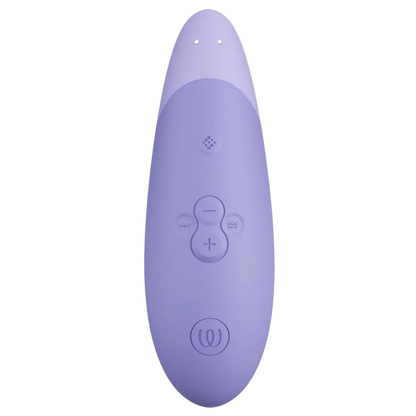 Topview af Womanizer Enhance i farven lilac med tydeligt kontrolpanel – designet til enkel betjening af lufttryk og vibrationer, der skaber en personlig og intuitiv oplevelse af nydelse.