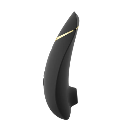 Sidevisning af Womanizer Premium 2 med gyldne detaljer – ergonomisk intimprodukt med fokus på komfort, elegance og effektiv lufttryksstimulation. Fås hos Nevola med hurtig, diskret levering i Danmark.